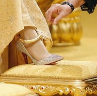 Dalam pesta pernikahannya, Dayangku Raabiatul Adawiyyah mengenakan sepatu berhiaskan kristal rancangan Christian Louboutin. Desainer 51 tahun itu memang terkenal di kalangan selebriti dan publik figur. Ciri khas sepatu rancangannya adalah memiliki sol merah. Foto: Reuters