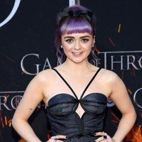 Aktris Maisie Williams membungkus tubuh mungilnya dengan gaun yang mengekspos bahunya. Rambut ungunya pun tak kalah mencuri perhutian. Foto: Getty Images