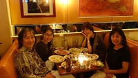 Bersama keluarganya, Shinoda menikmati makan malam di sebuah restoran Barat. Ada yang bisa tebak menunya? Foto: Instagram shinodamariko3