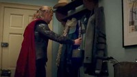 Thor (Chris Hemsworth) ingin membuat sosok dewa tersebut jadi lebih lucu, ia pun berimprovisasi dengan adegan menggantung Mjolnirnya di gantungan baju. Dok. Ist