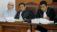 Cerita hoax penganiayaan, menurut jaksa, disebarkan Ratna Sarumpaet ke sejumlah orang lewat pesan WhatsApp. Jaksa juga menyebut Prabowo Subianto menggelar jumpa pers terkait kabar penganiayaan Ratna yang ternyata bohong belaka. 