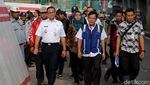Momen Anies Cek Lokasi Banjir di Cawang