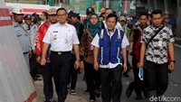 Anies tiba dengan mengenakan baju dinasnya di Jalan MT Haryono, Jakarta, Kamis (4/4/2019). 