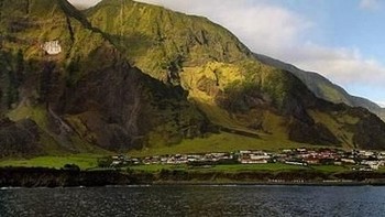 Kadang ada kapal pesiar wisatawan berkunjung ke pulau ini. (Foto: istimewa/oceanicwideexpeditions)