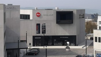 Di seberang gedung utama, ada museum dan Leica store. Bentuk bangunannya dibuat menyerupai blitz kamera. Demikian juga hotelnya, semua dibuat serba bernuansa kamera dan fotografi. Foto: Rachmatunnisa/detikINET