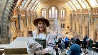 Julie juga suka datang ke museum. Dia begitu happy di Natural History Museum, Inggris (Instagram/julieertz)