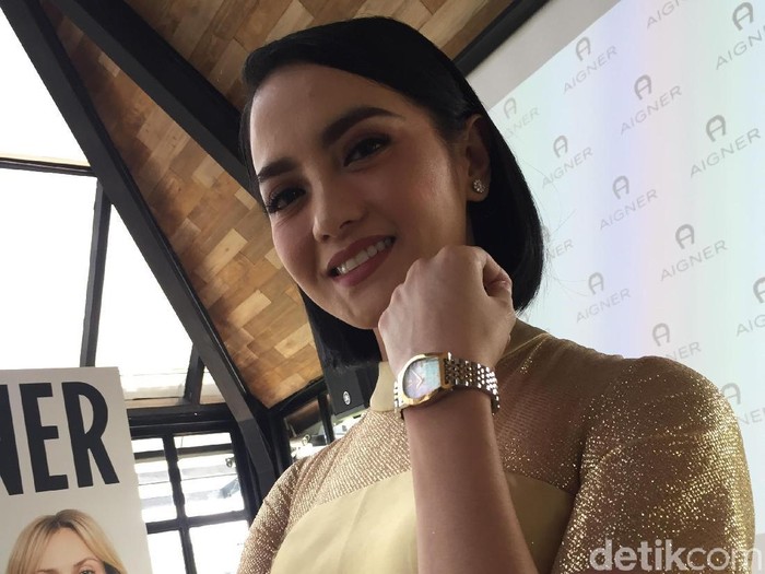 Aktris Ririn Ekawati memeragakan jam tangan terbaru Aigner. (Foto: Daniel Ngantung/Wolipop) Aktris Ririn Ekawati memeragakan jam tangan terbaru Aigner. (Foto: Daniel Ngantung/Wolipop)