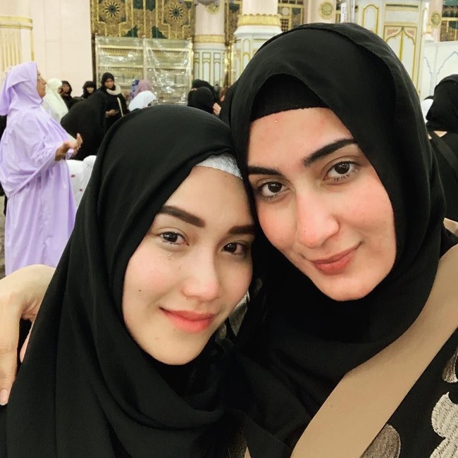  Pergi ke Tanah Suci tanpa keluarga, Ayu Ting Ting terlihat rutin mengunggah kegiatannya selama di sana. Ia tampil cantik mengenakan hijab.Foto: Instagram
