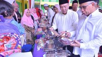 Ketua Dewan Komisioner OJK, Wimboh Santoso (kanan)  bersama Direktur Astra yang dalam hal ini juga merupakan Director in Charge Astra Financial, Suparno Djasmin (kiri)   meninjau produk umkm binaan pesantren dan OJK seusai peresmian Bank Wakaf Mikro (BMW) ketiga di Pondok Pesantren As’ad, Olak Kemang, Danau Tik, Jambi.  Istimewa