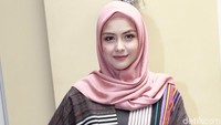 Menurut Revalina, keluarga menjadi prioritas utama dirinya apalagi menjaga anak-anaknya. Pool/Palevi S/detikFoto.
