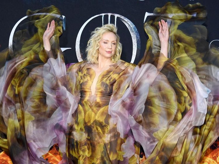 Tanggalkan Baju Zirah, Brienne Game of Thrones tampil Anggun