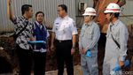 Momen Anies Cek Lokasi Banjir di Cawang
