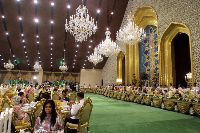 Seperti inilah pesta pernikahan Pangeran Al-Muhtadee Billah Bolkiah dan Putri Sarah yang digelar di Istana Nurul Iman, Bandar Seri Begawan. Dikutip dari situs Royal Wedding Brunei, dekorasi pelaminan atau Alat Kebesaran Diraja tertata sangat megah dengan nuansa emas. Pemilihan dekorasi ini disesuaikan dengan tingkat sosial penyelenggara pernikahan. Itulah sebabnya, pernikahan keluarga kerajaan selalu menggunakan dekorasi yang sama setiap kali diadakan. Foto: AFP