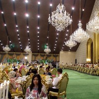 Seperti inilah pesta pernikahan Pangeran Al-Muhtadee Billah Bolkiah dan Putri Sarah yang digelar di Istana Nurul Iman, Bandar Seri Begawan. Dikutip dari situs Royal Wedding Brunei, dekorasi pelaminan atau Alat Kebesaran Diraja tertata sangat megah dengan nuansa emas. Pemilihan dekorasi ini disesuaikan dengan tingkat sosial penyelenggara pernikahan. Itulah sebabnya, pernikahan keluarga kerajaan selalu menggunakan dekorasi yang sama setiap kali diadakan. Foto: AFP
