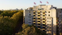George Clooney, Elton John dan Ellen DeGeneres menyerukan boikot terhadap 9 hotel mewah milik Sultan Brunei. Yang pertama adalah The Dorchester, London, Inggris (Dorschester Collection)