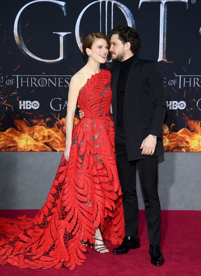 ‘It couple’ dari ‘Game of Thrones’ yang juga pasangan suami-istri di kehidupan nyata Kit Harington dan Rosie Leslie pun hadir. Rosie memesona dengan gaun merah berleher asimetris dan setelan serba hitam. Foto: Getty Images