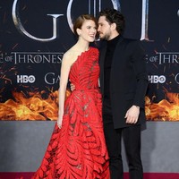 ‘It couple’ dari ‘Game of Thrones’ yang juga pasangan suami-istri di kehidupan nyata Kit Harington dan Rosie Leslie pun hadir. Rosie memesona dengan gaun merah berleher asimetris dan setelan serba hitam. Foto: Getty Images
