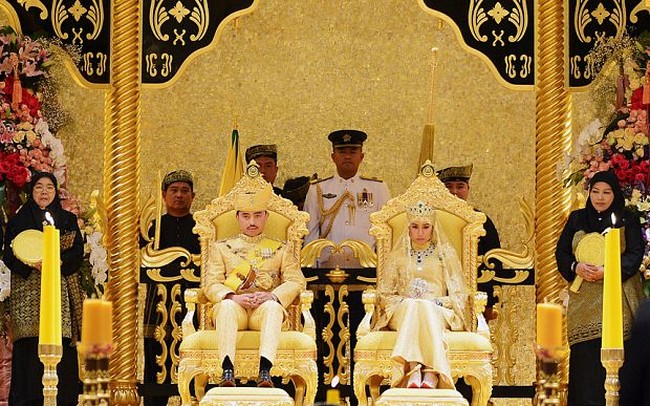 Kesultanan Brunei menggelar rangkaian Royal Wedding selama 11 hari saat putra ketiga Sultan Hassanal Bolkiah dari istri pertamanya, menikah. Putra sang sultan yaitu Pangeran Abdul Malik menikahi Dayangku Raabiatul Adawiyyah pada 2015. Sang mempelai wanita diketahui juga putri bangsawan Brunei dan pernah menjadi finalis kontes Miss Muslimah Brunei dan Miss World Muslimah. Foto: Reuters