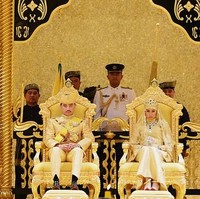 Kesultanan Brunei menggelar rangkaian Royal Wedding selama 11 hari saat putra ketiga Sultan Hassanal Bolkiah dari istri pertamanya, menikah. Putra sang sultan yaitu Pangeran Abdul Malik menikahi Dayangku Raabiatul Adawiyyah pada 2015. Sang mempelai wanita diketahui juga putri bangsawan Brunei dan pernah menjadi finalis kontes Miss Muslimah Brunei dan Miss World Muslimah. Foto: Reuters