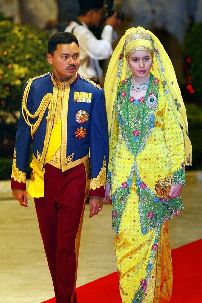 Menggelar pesta pernikahan mewah sepertinya sudah menjadi tradisi yang sejak lama dilakukan Sultan Brunei yang memang termasuk salah satu orang terkaya dunia itu. Pada 2004 saat Pangeran Al-Muhtadee Billah Bolkiah, putra pertamanya atau pewaris tahta Kesultanan Brunei menikah, Sultan Hassanal Bolkiah menggelar pesta yang kabarnya menelan biaya hingga US$ 6 juta atau sekitar Rp 85 miliar. Bahkan untuk menyalakan kembang api selama 14 hari saja sebagai bagian dari kemeriahan pernikahan sang pangeran, biayanya mencapai US$ 200 ribu atau sekitar Rp 2,8 miliar. Foto: AFP
