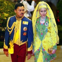 Menggelar pesta pernikahan mewah sepertinya sudah menjadi tradisi yang sejak lama dilakukan Sultan Brunei yang memang termasuk salah satu orang terkaya dunia itu. Pada 2004 saat Pangeran Al-Muhtadee Billah Bolkiah, putra pertamanya atau pewaris tahta Kesultanan Brunei menikah, Sultan Hassanal Bolkiah menggelar pesta yang kabarnya menelan biaya hingga US$ 6 juta atau sekitar Rp 85 miliar. Bahkan untuk menyalakan kembang api selama 14 hari saja sebagai bagian dari kemeriahan pernikahan sang pangeran, biayanya mencapai US$ 200 ribu atau sekitar Rp 2,8 miliar. Foto: AFP