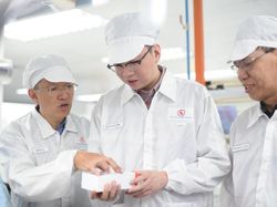 Aksi Bos Xiaomi Sidak Pabrik Ponselnya di Batam