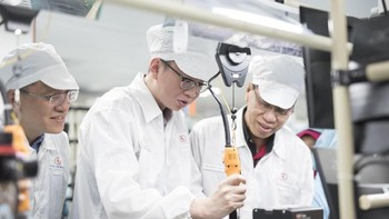 Dalam sidaknya ini,  Steven Shi ditemani Djohan Sutanto, Direktur Erajaya Group Foto: Xiaomi