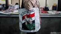 Ada pula tas dengan hiasan kartun Benny & Mice turut ditampilkan dalam acara tersebut.