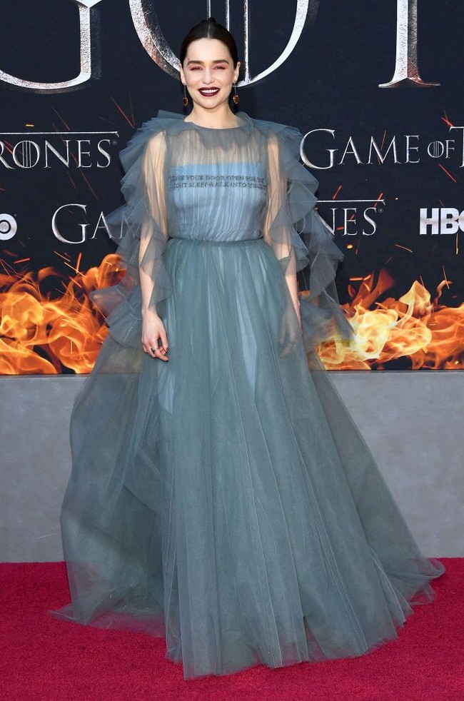 Musim terakhir Game of Thrones baru tayang pada 14 April mendatang, namun serial produksi HBO itu sudah diputar perdana dalam sebuah acara glamor di New York City, Rabu (3/4/2019). Para bintangnya bermunculan, tanpa kecuali Emilia Clarke yang memerankan Daenerys Targaryen. Bak ratu era Victorian, ia memesona dalam balutan gaun ruffle abu-abu dari Valentino. Foto: Getty Images