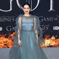 Musim terakhir Game of Thrones baru tayang pada 14 April mendatang, namun serial produksi HBO itu sudah diputar perdana dalam sebuah acara glamor di New York City, Rabu (3/4/2019). Para bintangnya bermunculan, tanpa kecuali Emilia Clarke yang memerankan Daenerys Targaryen. Bak ratu era Victorian, ia memesona dalam balutan gaun ruffle abu-abu dari Valentino. Foto: Getty Images