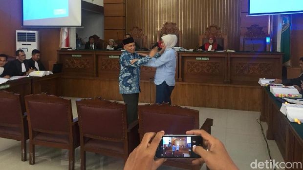  Ratna Sarumpaet menghampiri Amien Rais dalam sidang lanjutan di PN Jaksel, Kamis (4/4/2019)