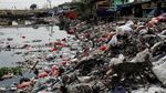 Miris, Sampah Berserakan dan Menumpuk di Sungai Dadap