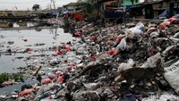 Begini penampakan tumpukan sampah yang berserakan di kawasan Sungai Dadap, Kosambi, Tangerang, Kamis (4/4/2019).