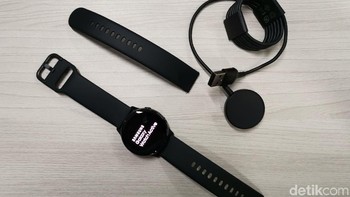 Dalam paket penjualannya terdapat Galaxy Watch Active, charger magnetik, dan sebuah strap yang lebih panjang ketimbang strap yang terpasang. Foto: detikINET/Anggoro Suryo Jati