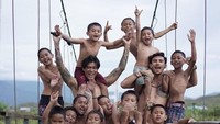 Foto bareng anak-anak menggemaskan di atas jembatan (My Trip My Adventure) 