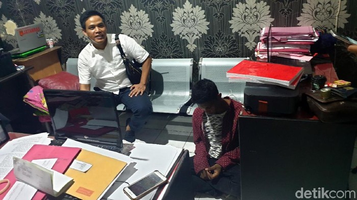 Beraksi Siang Bolong Jambret Ponsel di Sukabumi Dihajar Massa