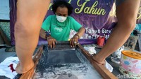 Indonesia Muda, salah satu organisasi relawan Prabowo-Sandi melakukan sablon gratis keliling kampung untuk para pendukung militan Prabowo-Sandi.