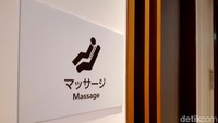 Ada berbagai fasilitas yang ditawarkan. Sebut saja yang paling populer, pijat gratis. Sakura Lounge memberikan 3 ruangan khusus pijat bagi penumpang JAL (Bonauli/detikcom)