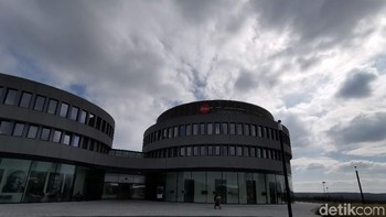 Leica menempati markas baru di Leitz Park Wetzlar sejak 2014. Kompleks ini tak hanya menjadi pusat operasional Leica, tetapi juga sebagai museum, menjadi gallery lukisan berkelas, ada pula hotel dengan desain khas Leica untuk menampung tamu yang mengunjungi mereka. Foto: Rachmatunnisa/detikINET