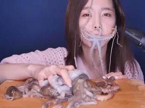 Dikecam Netizen! Ini 5 Aksi Ekstrem Makan Gurita Hidup
