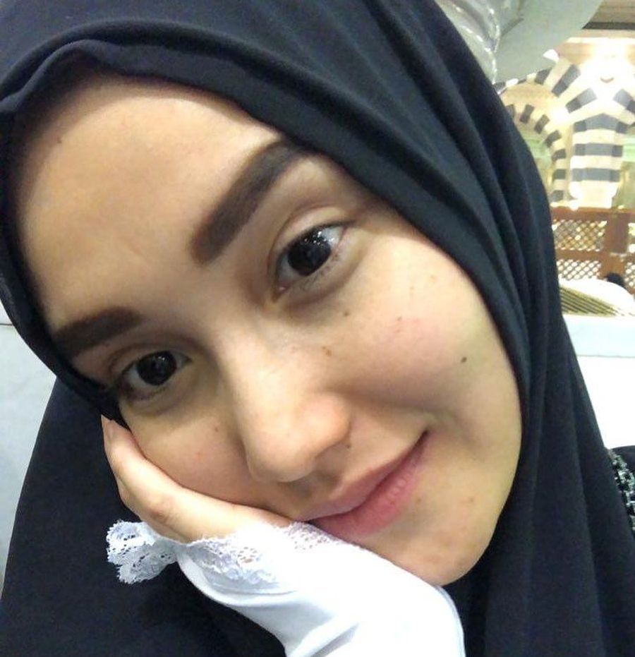 Gaya Ayu Ting Ting Pakai Hijab Hingga Cadar Saat Umrah Foto 6