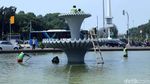 Aksi Bersih-bersih Kolam Air Mancur Patung Kuda