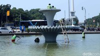 Pembersihan tersebut dilakukan rutin oleh Dinas Kehutanan Provinsi DKI Jakarta.