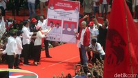 Jokowi bersama Iriana dan sejumlah timses melakukan simulasi mencoblos kertas suara usai memberi sambutan.