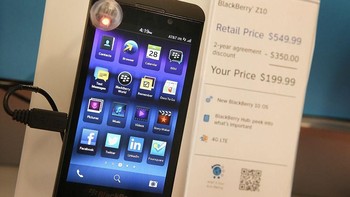 Z10 merupakan BlackBerry full layar sentuh berlayar 4,2 inch resolusi 1280x768. Dapur pacu diperkuat prosesor dual core 1,5 GHz, RAM 2 GB dan 16 GB media penyimpanan. Ia juga sudah mendukung teknologi NFC u serta konektivitas 4G LTE dan HSPA+. Foto: Getty Images