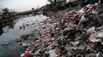 Miris, Sampah Berserakan dan Menumpuk di Sungai Dadap