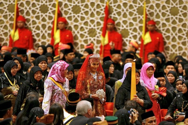 Pesta pernikahan megah sebelumnya digelar Kesultanan Brunei pada 2007. Sultan Hassanal Bolkiah membuat pesta untuk anak keempatnya Putri Majeedah Nuurul Bolkiah. Sang putri dinikahi seorang PNS di Brunei lulusan Universitas Teesside, Inggris, Khairul Khalil. Foto: AFP