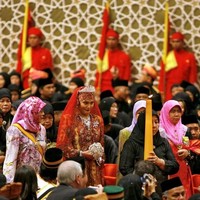 Pesta pernikahan megah sebelumnya digelar Kesultanan Brunei pada 2007. Sultan Hassanal Bolkiah membuat pesta untuk anak keempatnya Putri Majeedah Nuurul Bolkiah. Sang putri dinikahi seorang PNS di Brunei lulusan Universitas Teesside, Inggris, Khairul Khalil. Foto: AFP