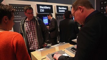Banyak yang antusias menjajal BlackBerry Z10 dan media teknologi memuji perangkat ini. Saya masih yakin banyak penggemar ingin upgrade ke BlackBerry 10. Ini memang perkembangan sangat kuat, kata John Jackson, analis di biro riset IDC. Tapi takkan membuat ketertarikan massal dari (pengguna) iOS dan Android, tambah dia yang meragukan Z10 mampu meraih banyak pangsa pasar. Foto: Getty Images