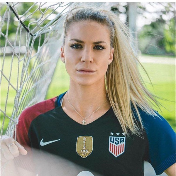 Julie Johnston berusia 26 tahun dan bermain di klub Chicago Red Stars, sekaligus di timnas sepakbola wanita AS. Dia berposisi sebagai bek (Instagram/julieertz)